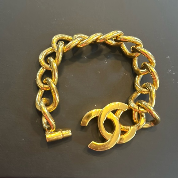 Vintage Chanel turn lock bracelet - Picture 2 of 14